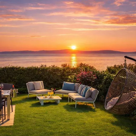 Villa Enjoyer - Seafront With Private Heated Pool And Terrace