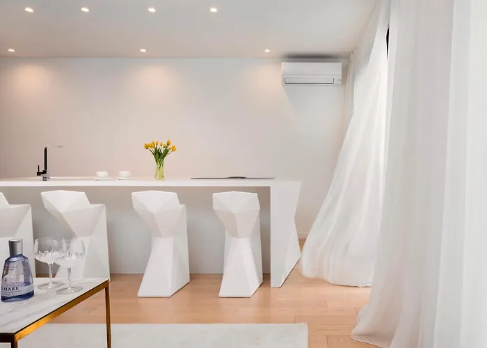 Enjoyer - Seafront With Private Heated Pool And Terrace 斯普利特