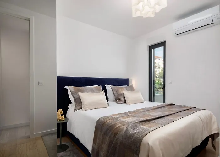 Enjoyer - Seafront With Private Heated Pool And Terrace 斯普利特