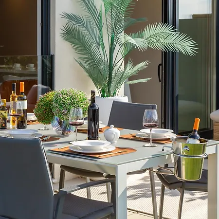 Βίλα Enjoyer - Seafront With Private Heated Pool And Terrace